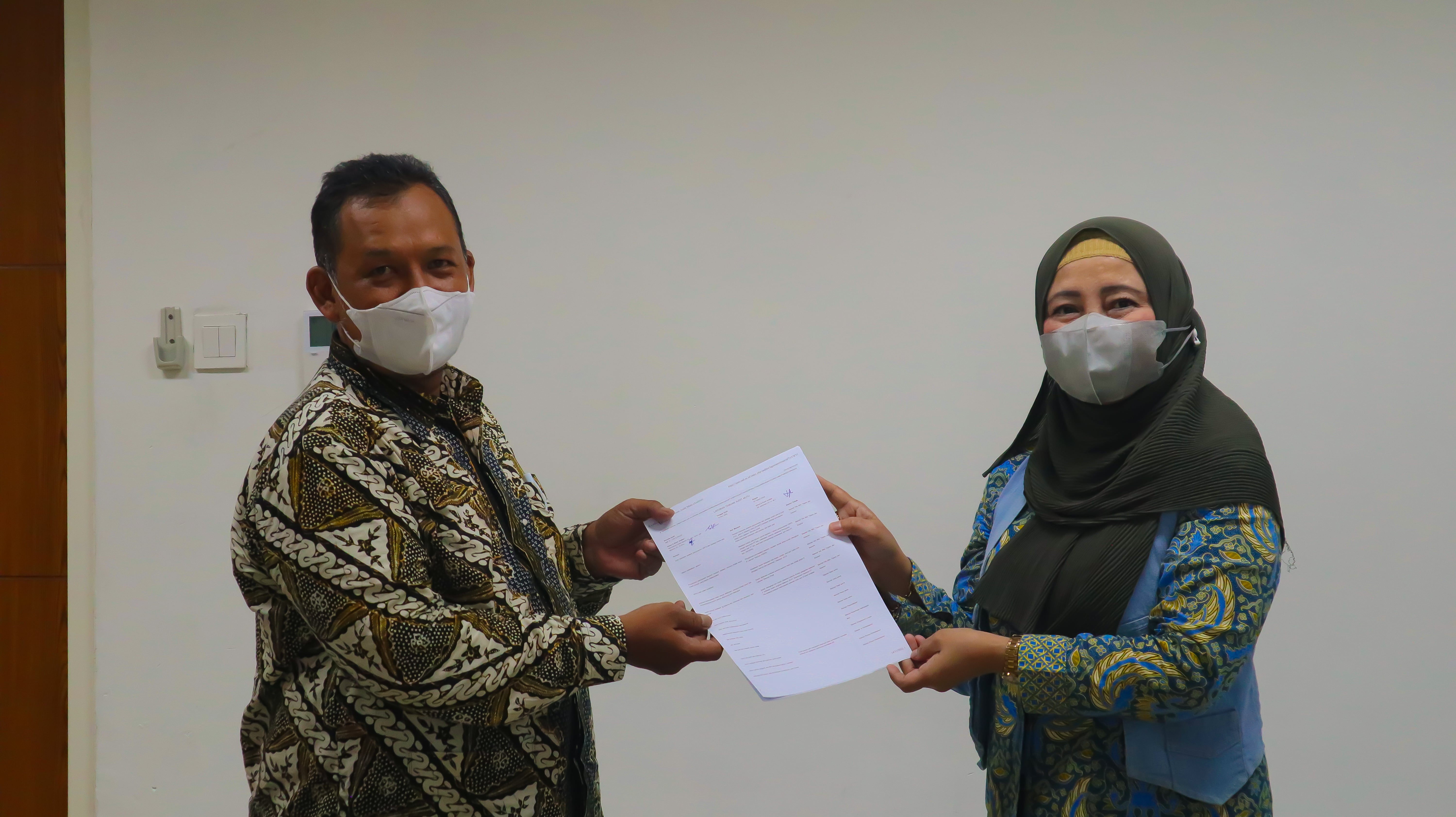 Dr. Apt. Moch. Saiful Bachri, M.Si. & Dr. Ir Siti Jamilatun, M.T, penyerahan berita acara AMI 2022